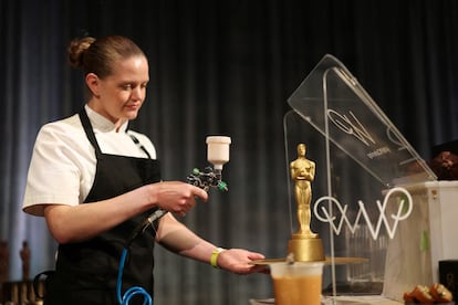 Amanda John sprays a Oscar-shaped chocolate during a preview of the food, beverages and decor of this year's Governors Ball, the Academy's official post-Oscars celebration, ahead of the 97th Oscars ceremony in Los Angeles, U.S., February 25, 2025. REUTERS/Mario Anzuoni