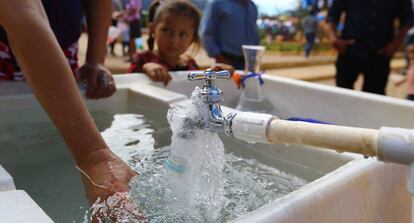 Recogida de agua potable en una zona rural de Honduras. 