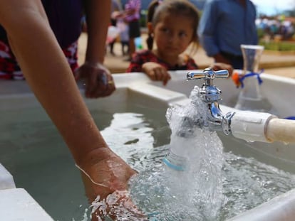 Recogida de agua potable en una zona rural de Honduras. 