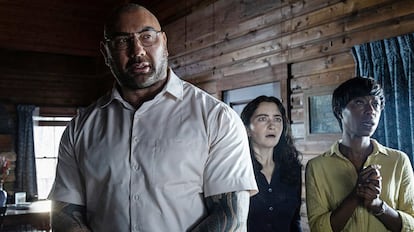 Dave Bautista, Abby Quinn y Nikki Amuka-Bird, en 'Llaman a la puerta'.