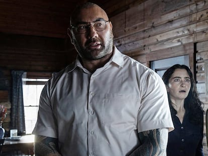 Dave Bautista, Abby Quinn y Nikki Amuka-Bird, en 'Llaman a la puerta'