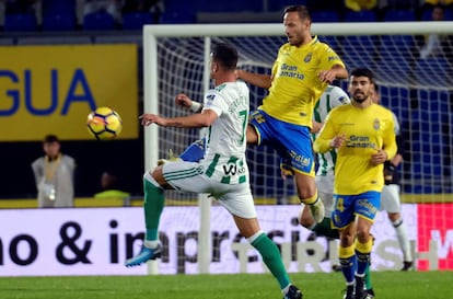 Sergio Le&oacute;n intenta detener a Javi Castellano. 