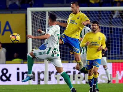 Sergio Le&oacute;n intenta detener a Javi Castellano. 