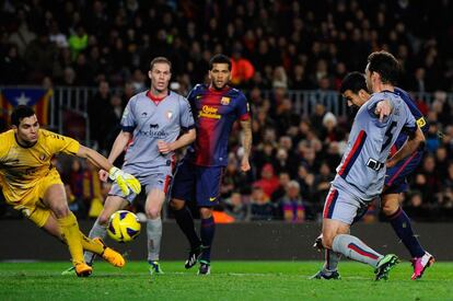 Pedro marca el 3-1 ante Andrés, Nano, Alves y Lolo.