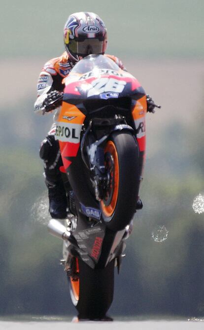 Dani Pedrosa celebra con un caballito su victoria en el Gran Premio de MotoGP de Alemania, en el circuito de Sachsen, el 15 de julio de 2007.