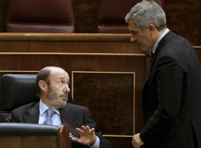 Rubalcaba y Llamazares hablan ayer en el Congreso.