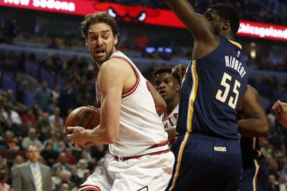 Pau Gasol trata de superar a Roy Hibbert