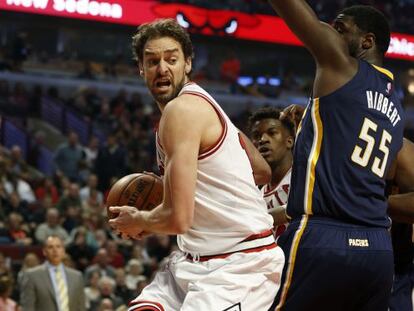 Pau Gasol trata de superar a Roy Hibbert