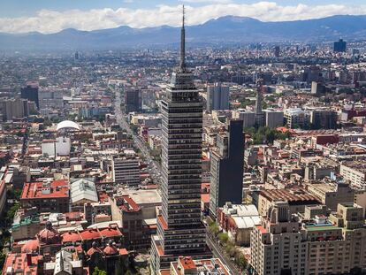 La Torre Latinoamericana fue diseñada por el arquitecto Augusto H. Álvarez. Su estructura se inspiró en el Empire State Building, y en el edificio Chrysler de Nueva York.