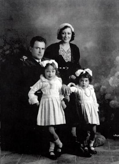 Carlota O'Neill y Virgilio Leret, con sus hijas, Mariela y Carlota (la más pequeña).