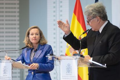 La vicepresidenta Nadia Calviño y el comisario europeo de Mercado Interior, Thierry Breton, comparecían tras su reunión el lunes en Madrid.