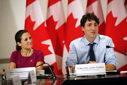 Después de su visita a la Cruz Roja mexicana, Trudeau se ha reunido con líderes de la sociedad civil en el hotel de Polanco, en la Ciudad de México, donde se hospeda. Entre los temas que estas organizaciones tenían en su agenda se encuentran la desaparición de los 43 normalistas de Ayotzinapa y los asesinatos de periodistas.