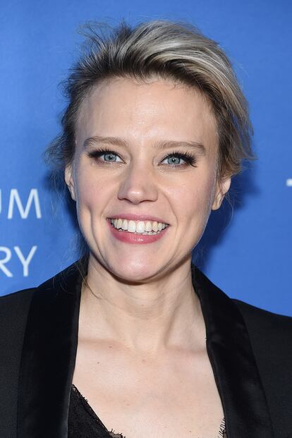 Kate McKinnon. La cómica, que se encargó de entregar el galardón honorífico a Ellen DeGeneres en los Globos, es otra asidua al rubio con raíces. El pasado mes de noviembre lo lucía en un recogido que enfatizaba el contraste.