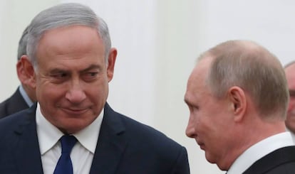 O presidente russo, Vladímir Putin, junto ao primeiro-ministro de Israel , Benjamin Netanyahu, nesta quarta-feira em Moscou.