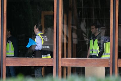 Agents de la Unitat de Delinqüència Econòmica i Fiscal (UDEF) de la Policia Nacional escorcollen el despatx de Jordi Pujol Ferrusola a Barcelona.