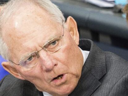 La canciller alemana, Angela Merkel (d), conversa con el ministro de Finanzas alem&aacute;n, Wolfgang Sch&auml;uble, durante el debate de los presupuestos para 2017.