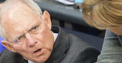 La canciller alemana, Angela Merkel (d), conversa con el ministro de Finanzas alem&aacute;n, Wolfgang Sch&auml;uble, durante el debate de los presupuestos para 2017.