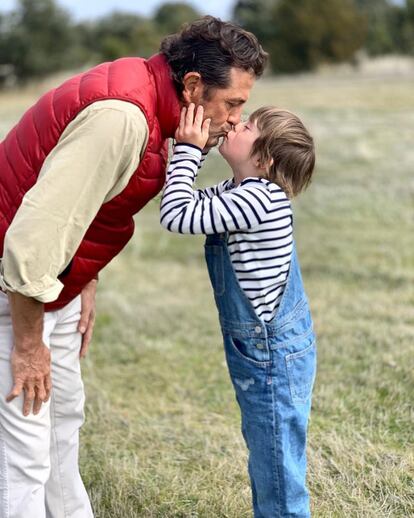 "No hay mayor reto que el de ser padres, ¡y qué gran verdad! Menos mal que Roscón ha tenido al mejor padre que podría tener. Feliz #díadelpadre", ha escrito Samantha Vallejo Nájera junto a una imagen de su hijo Roscón dando un beso a su padre.