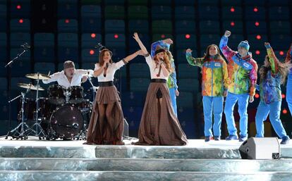 Las cantantes Yulia Volkova y Lena Katina durante su actuación en la ceremonia de inauguración de los Juegos Olímpicos de Sochi.
