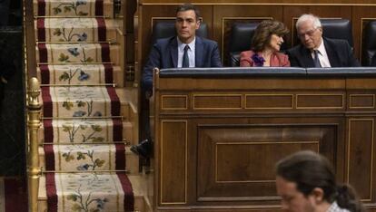 Pedro Sánchez, Carmen Calvo y Josep Borrell esperan la intervención de Pablo Iglesias en el Congreso. 