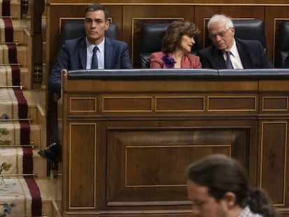 Pedro Sánchez, Carmen Calvo y Josep Borrell esperan la intervención de Pablo Iglesias en el Congreso.