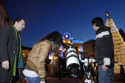 Reunión de astronomía en la Praza Maior de Ourense el viernes pasado.