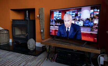 El presentador de la BBC Huw Edwards anuncia la muerte de la reina Isabel II vestido de negro. 