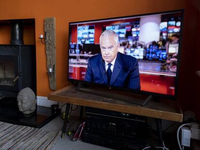 El presentador de la BBC Huw Edwards anuncia la muerte de la reina Isabel II vestido de negro. 