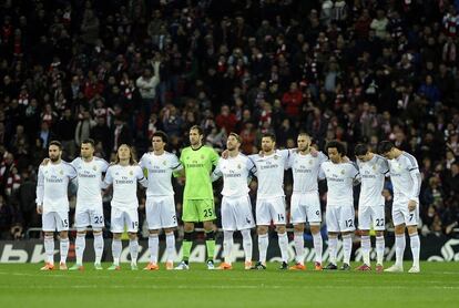 Los jugadores del Madrid, durante el minuto de silencio en San Mamés.