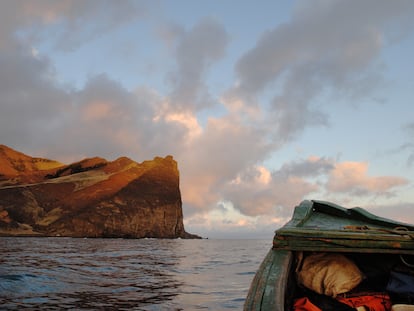 Vista desde el mar de la isla Robinson Crusoe, en el archipiélago chileno de Juan Fernández (Chile).