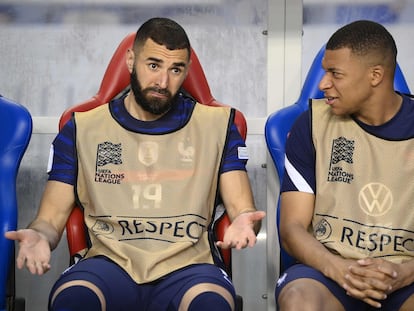 Benzema y Mbappé hablan en el banquillo de Francia, en Viena.