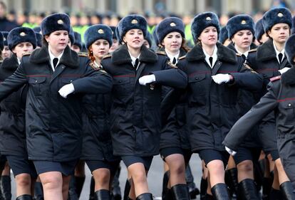 Policias marchan durante el desfile de conmemoración del centenario de la policía bielorrusa en Minsk, Bielorrusia.