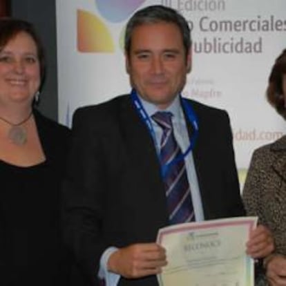 El representante de Prisa recoge el diploma que acredita a la cadena Ser como mejor equipo comercial