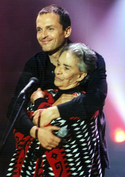 Chavela Vargas junto a Miguel Bosé, en el programa 'Séptimo de Caballería', emitido por La Primera de TVE a finales de los noventa.