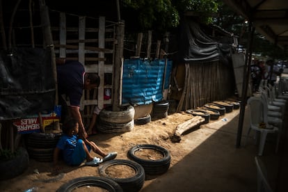 Una familia las afueras de su casa en La Pista, Colombia, el 24 de abril del 2025.