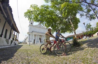 Centro histórico de Suchitoto, con la iglesia de Santa Lucía al fondo.