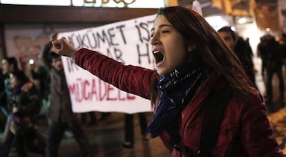 Una manifestante grita consignas durante una protesta antigubernamental en Estambul.