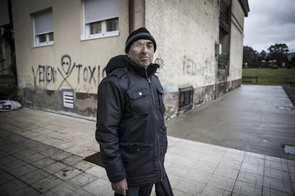 José Manuel Pereiro, vecino de Torneiros, ante las viviendas sociales del barrio, zona cero de la contaminación por pesticida. Pereiro habita un piso en el polígono cinco, construido sobre el antiguo vertedero de Zeltia.