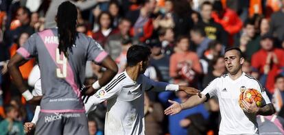 Alcácer, a la derecha, tras empatar al Rayo a dos minutos del final.