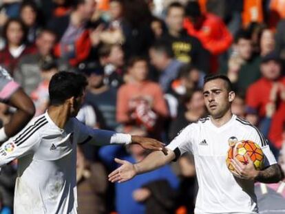 Alcácer, a la derecha, tras empatar al Rayo a dos minutos del final.