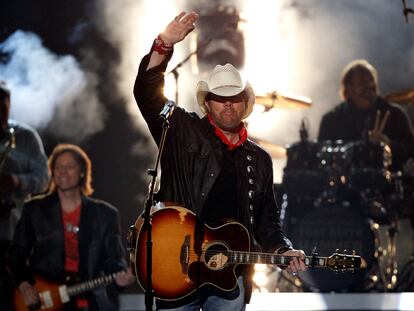 Toby Keith waves after performing 'Shut Up and Hold On' at the 49th Annual Academy of Country Music Awards in Las Vegas, Nevada April 6, 2014.