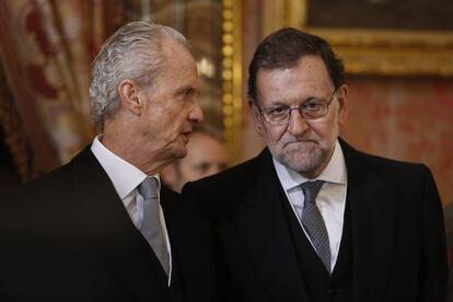 El presidente del Gobierno en funciones, Mariano Rajoy, conversa con el ministro de Defensa, Pedro Morenés.