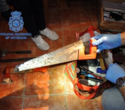 Fotografía de la sierra con la que el presunto asesino descuartizó a su hermano