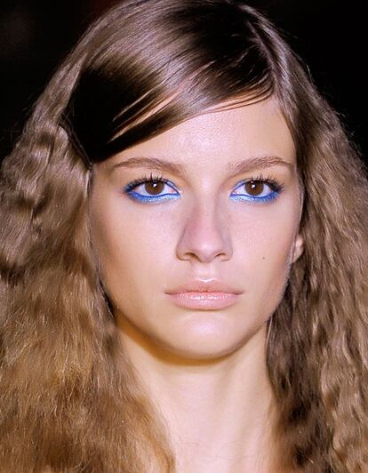 Otra de las modelos del desfile de Moschino en el que el azul de los ojos fue el protagonista del maquillaje.