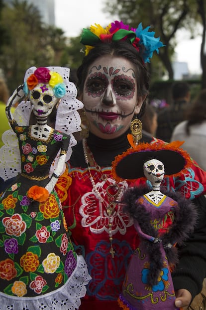 Durante la procesión se pudieron ver varios contingentes, como el de catrinas de trajes típicos o catrinas en también patines.