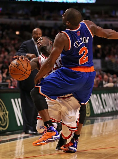 Robinson, de los Bulls, choca con Felton, de los Knicks.