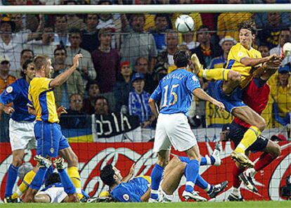 Ibrahimovic remata de espuela y adelantándose al meta italiano Buffon, mientras Vieri (a la izquierda), bajo palos, observa la trayectoria del balón para intentar evitar, sin éxito, el gol.