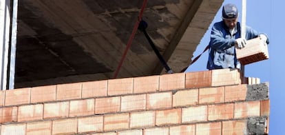Un obrero trabaja en la construcción de una vivienda.