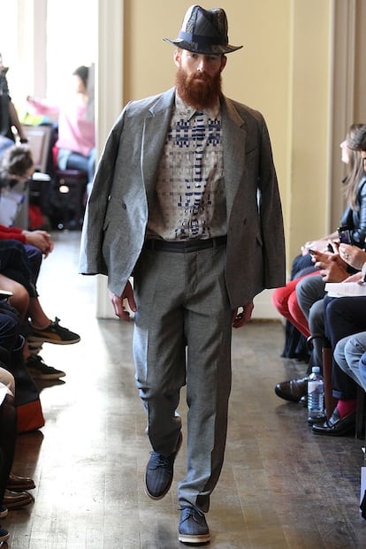 Omar Kashoura ha cambiado este año la 080 Barcelona Fashion, por Londres, para presentar una colección con base en los tonos tierra que saca lo mejor del estilo tradicional añadiéndole un toque árido y algo rudo.