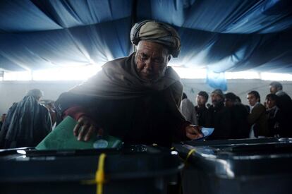 Un hombre vota en un colegio electoral en Kabul (Afganistán), el 5 de abril de 2014.